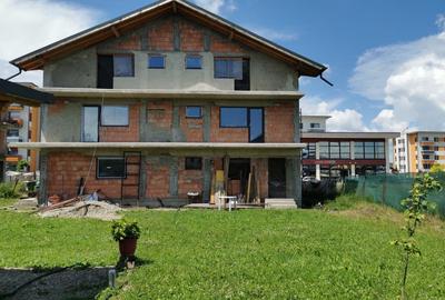 Apartament cu 4 camere decomandat în Tractorul - 18