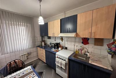 Apartament cu 3 camere semidecomandat în Girocului