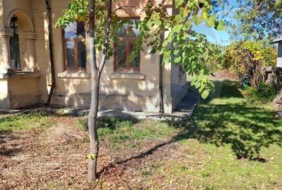 Casă cu 6 camere cu Teren 3300 Mp în Central - 3
