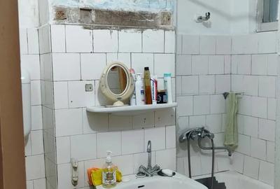 Apartament cu 4 camere semidecomandat în Obor