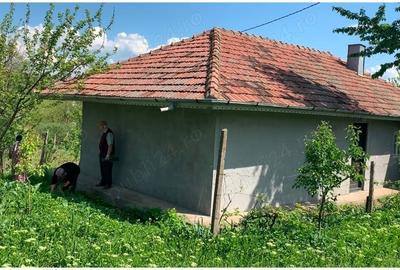 Casă cu 4 camere cu Teren 2020 Mp în Huși