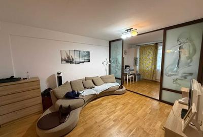 Apartament cu 3 camere semidecomandat în Gară