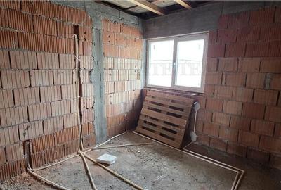 Casă cu 4 camere în Olteni
