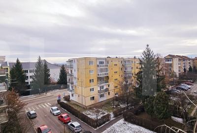 Apartament cu 5 camere decomandat, mobilat în Lenin