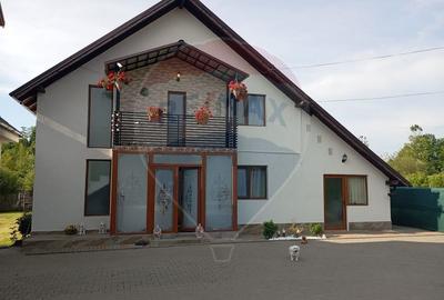 Casă cu 7 camere cu Teren 1183 Mp în Central - 1