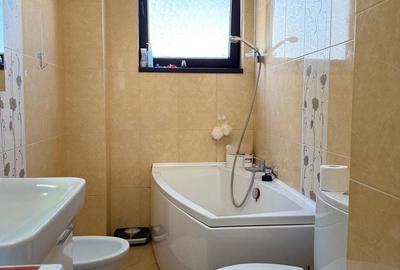 Apartament cu 3 camere decomandat în Palazu Mare