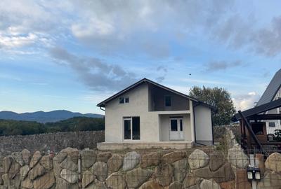 Casă cu 4 camere în Teișani