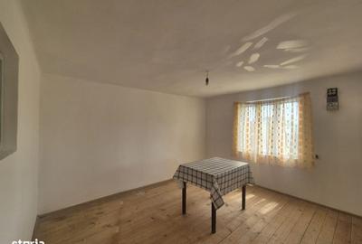 Casă cu 4 camere în Iezureni