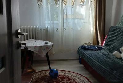 Apartament cu 3 camere semidecomandat în 14 Mai