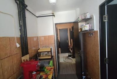 Apartament cu 3 camere semidecomandat în Plopilor