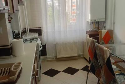 Apartament cu 3 camere decomandat în Micro 3