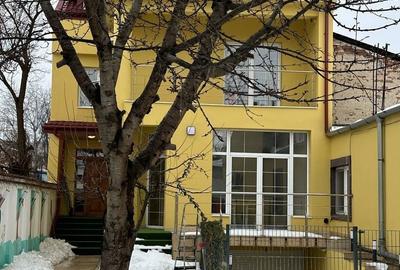 Casă cu 9 camere cu Canalizare în Tineretului