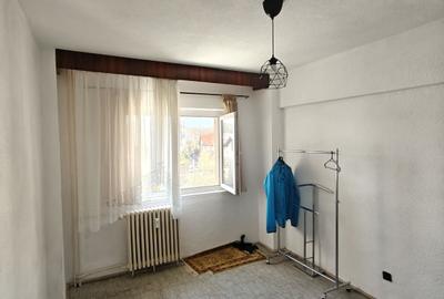 Apartament cu 3 camere decomandat în Trivale