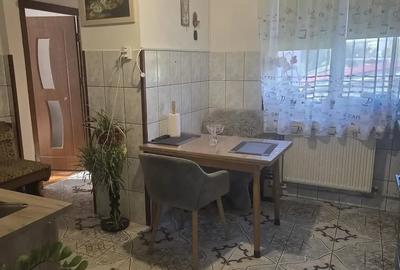 Apartament cu 3 camere semidecomandat în Central - 1
