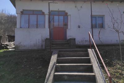 Casă cu 3 camere în Ștefănești