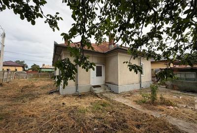 Casă individuală cu 3 camere cu Canalizare în Est