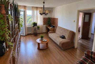 Apartament cu 3 camere semidecomandat în Titan
