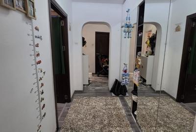 Apartament cu 3 camere semidecomandat în Dristor