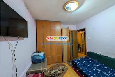 Apartament cu 3 camere semidecomandat în Berceni