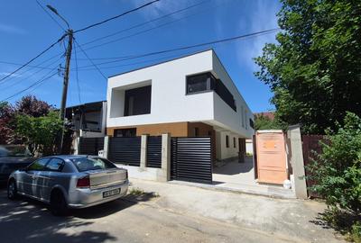 Casă cu 5 camere cu Canalizare în Bucureștii Noi