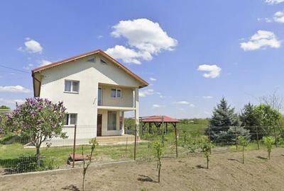 Casă cu 4 camere în Vâlcelele