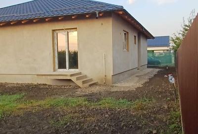 Casă cu 3 camere în Sânpetru