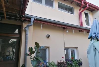 Casă individuală cu 11 camere cu Canalizare în Mihai Bravu - 1