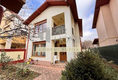 Casă individuală cu 5 camere cu Teren 300 Mp în Sud