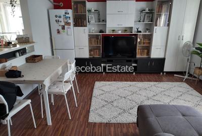 Apartament cu 3 camere semidecomandat, mobilat în Roșu