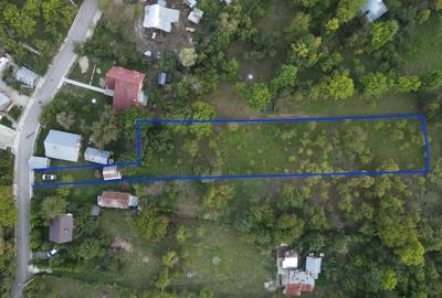 Teren de 2200 mp, în Adunați
