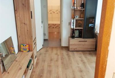 Apartament cu 3 camere semidecomandat, mobilat în Dacia