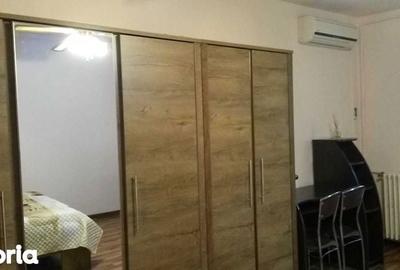 Garsonieră în Titan - 2