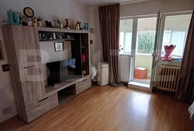 Apartament cu 3 camere semidecomandat, mobilat în Est