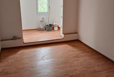 Apartament cu 4 camere semidecomandat în Central