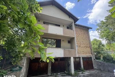 Apartament cu 4 camere decomandat în Central