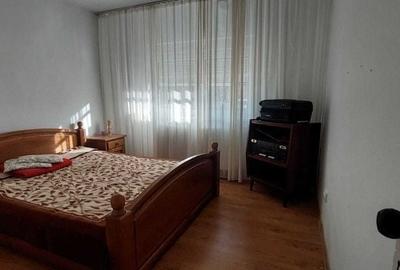 Apartament cu 3 camere decomandat în Tractorul