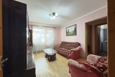 Apartament cu 3 camere semidecomandat, mobilat în Milcov