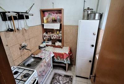 Apartament cu 3 camere semidecomandat în Craiovița Nouă