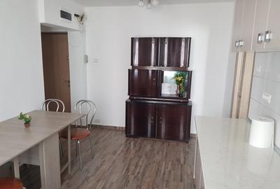 Apartament cu 2 camere semidecomandat în Micro I - 6