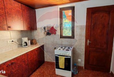 Casă cu 4 camere în Tâncăbești