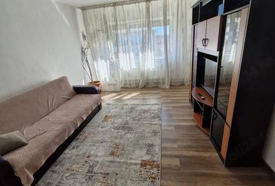 Apartament cu 3 camere decomandat în Rovine