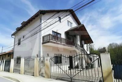 Casă cu 10 camere cu Teren 480 Mp în Bran