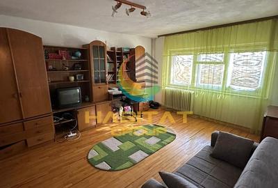 Apartament cu 4 camere decomandat în Olteniței