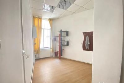 Apartament cu 3 camere semidecomandat în Regina Elisabeta
