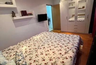 Apartament cu 3 camere semidecomandat, mobilat în Dristor