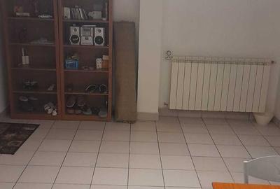 Apartament cu 3 camere decomandat în Rovinari - 2