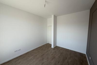 Apartament cu 3 camere semidecomandat în Florești