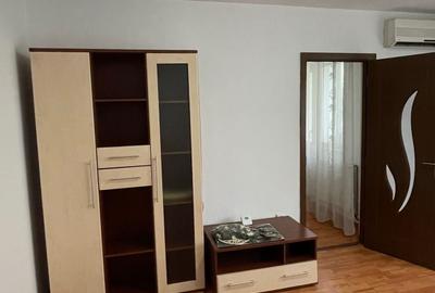 Apartament cu 3 camere semidecomandat în Vest
