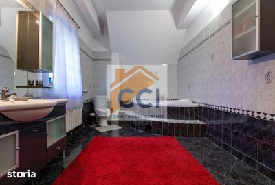 Casă cu 8 camere cu Teren 397 Mp în Central