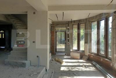 Casă cu 7 camere cu Teren 1000 Mp în Central